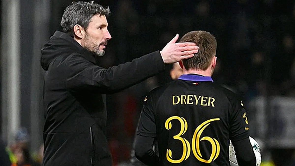Eredivisie: Coach Fired – Van Bommel Next?