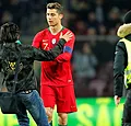 Il monte sur la pelouse et tape la bise à Ronaldo en plein match (VIDEO)