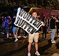 La situation s'aggrave : les supporters bloquent le bus des joueurs à Neerpede