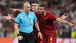 Les fans de la Roma s'en prennent à l'arbitre à l'aéroport : 