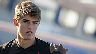 Kaka donne un conseil à Charles De Ketelaere