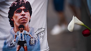 Le ballon de la Coupe du monde '86 rend un ultime hommage à Maradona (VIDEO)