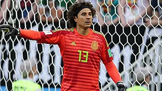 Le Standard remet un fan d'Ochoa à sa place