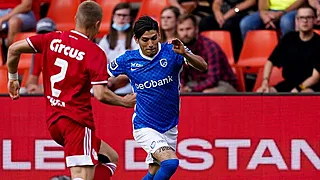 Un joueur de Genk tacle un journaliste: 