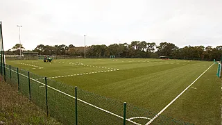 INSOLITE Un bébé monte sur la pelouse et interrompt le match