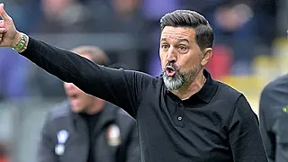 Fou de joie, Hasi tacle tout de même certains joueurs