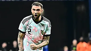 Debast salue son coéquipier après un match solide 