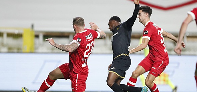 Foto: Sonck commente la phase du penalty lors d'Antwerp - Anderlecht
