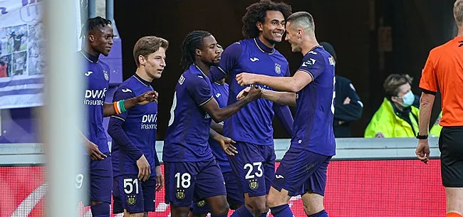 Anderlecht fait sa photo d'équipe devant un endroit mythique