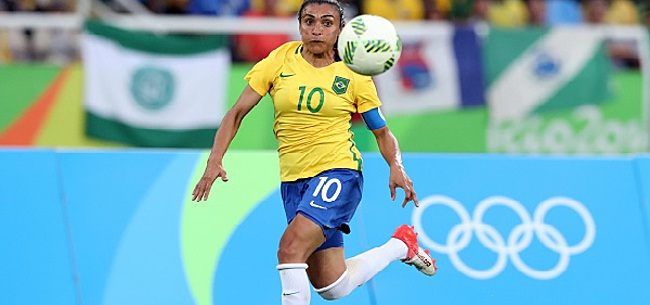 Marta joue de l'ukulélé, Cristiane marque trois buts