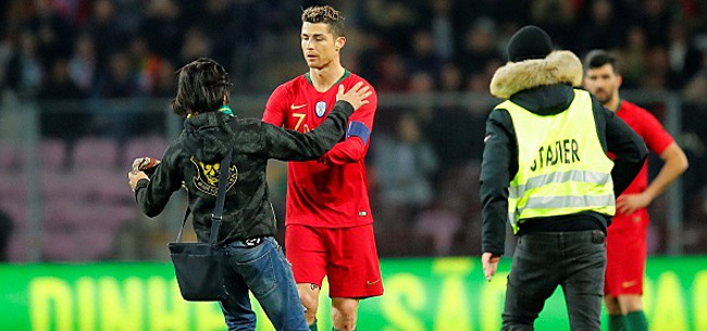 Il monte sur la pelouse et tape la bise à Ronaldo en plein match (VIDEO)