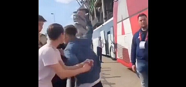 EREDIVISIE: L'attaquant de l'Ajax gifle un supporter!