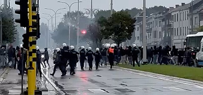 La police intevervient à Genk: des hooligans mettent le feu