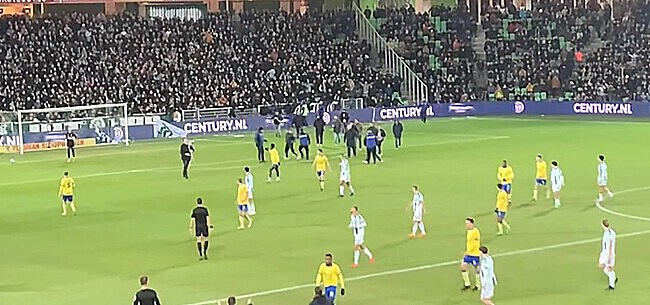 Un match d'Eredivisie tourne mal: des supporters sur la pelouse