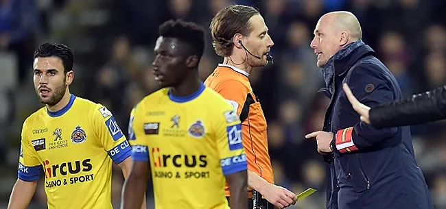 Foto: Smet, l'arbitre de Bruges-Waasland, vivement critiqué par Gumienny