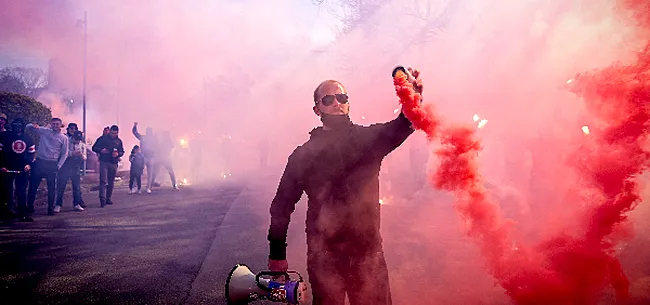 Expulsé, il finit avec un fumigène en tribune