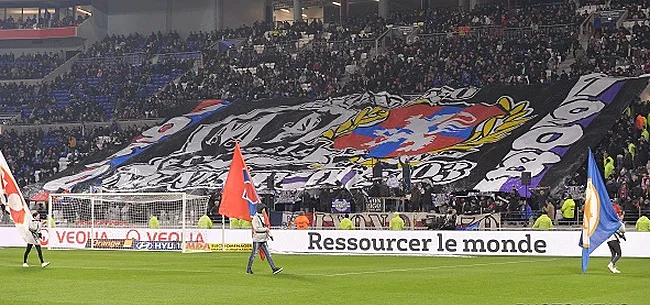 Les supporters de Lyon honorent les fans d'Anderlecht avec un tifo