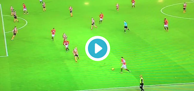 Fellaini marque en Coupe et saute dans les bras de Mourinho (VIDEO)