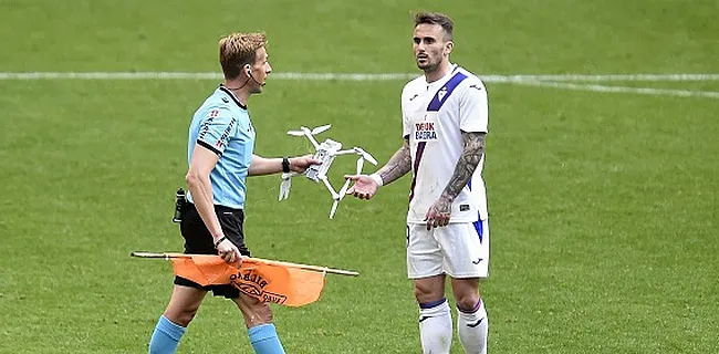 Un drone se pose sur le terrain en plein match 📷