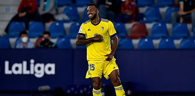 Lamentable! Un fan imite un singe devant lui à plusieurs reprises