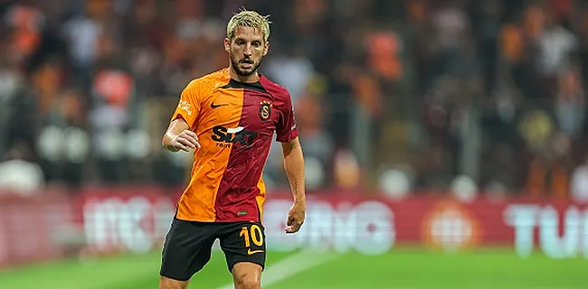 Scène surréaliste à cause de Mertens, ils quittent le terrain