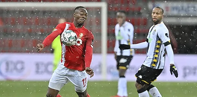 Un Standardman se sert de sa tête