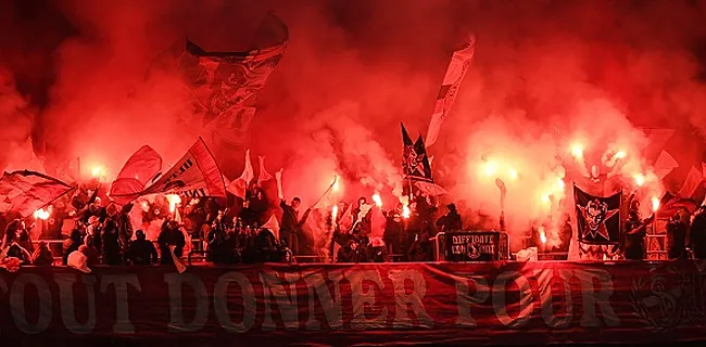 Les supporters du Standard, mécontents, bloquent le bus des joueurs 