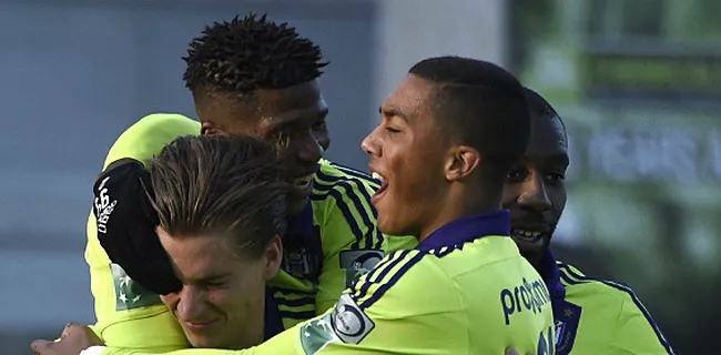 Les joueurs d'Anderlecht réagissent après leur victoire contre Zulte-Waregem: 