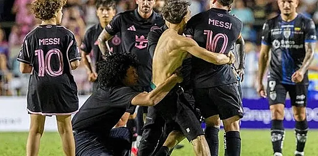 Un supporter plaque Messi au sol en plein match 