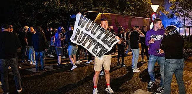 La situation s'aggrave : les supporters bloquent le bus des joueurs à Neerpede